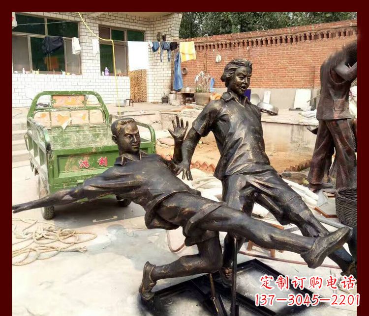 信阳足球迷必备,象征性的足球雕塑