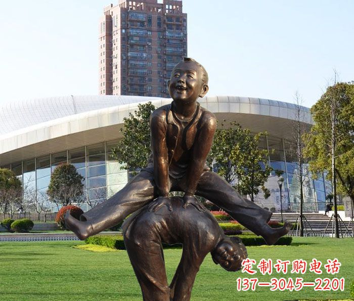 信阳童趣十足的山羊铜雕
