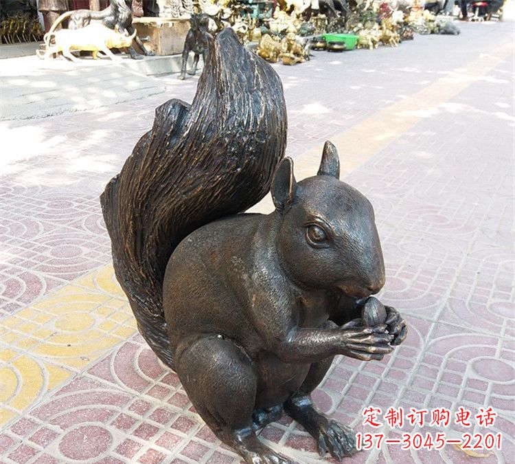 信阳令人惊叹的松鼠铜雕塑