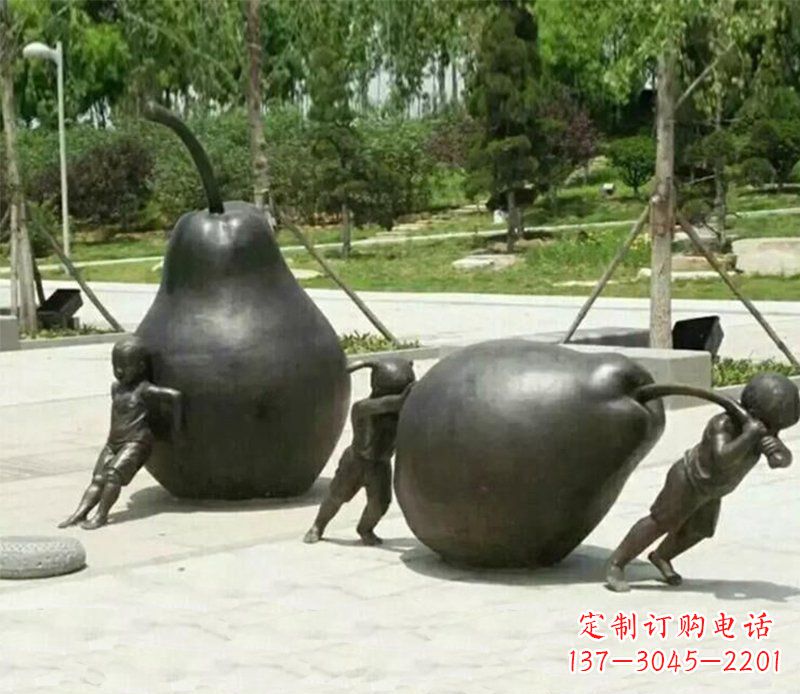信阳迷人的孩童铜雕