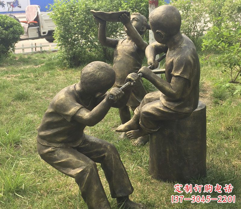 信阳公园玩水的儿童铜雕