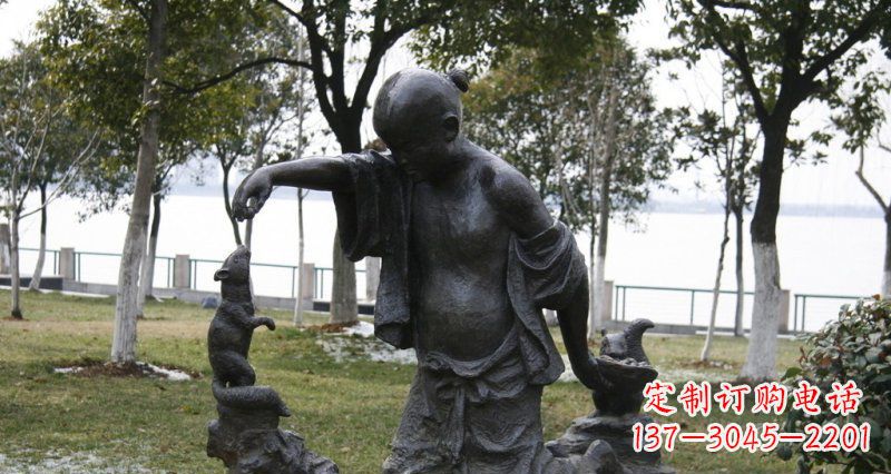 信阳铜质高端松鼠雕塑