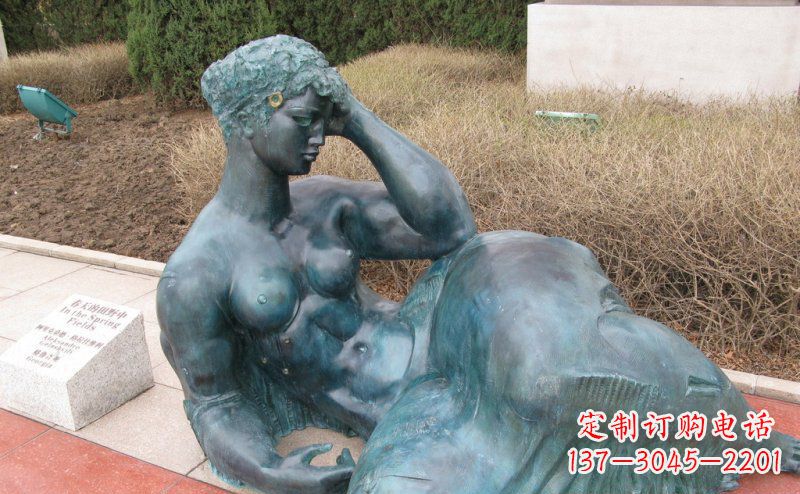 信阳铜质女性人物雕塑