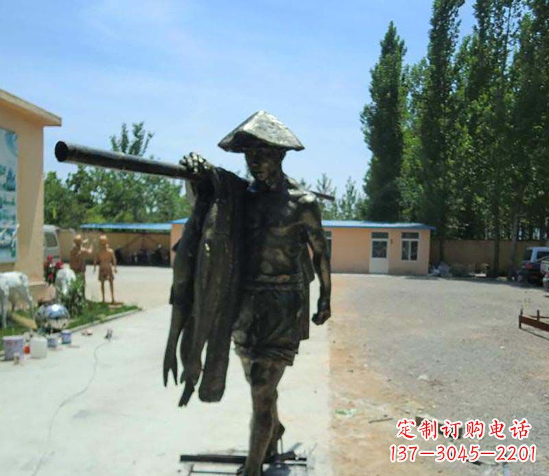 信阳传承古老文化的渔民雕塑