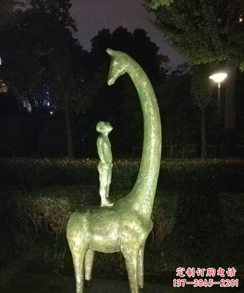 信阳壮观绝伦的长颈鹿雕塑