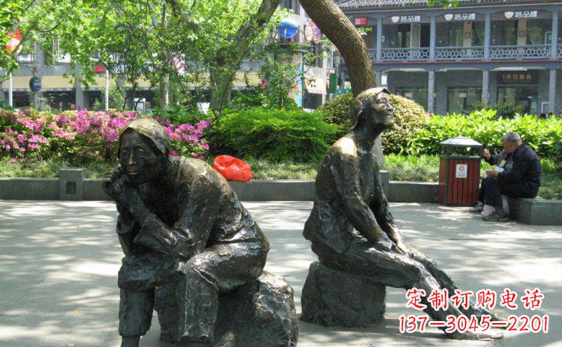 信阳充满深情的老人铜雕