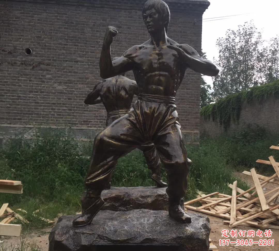 信阳令人叹为观止的李小龙铜雕