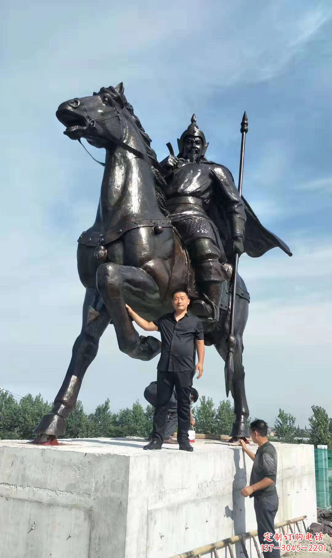 信阳以古代骑马将军为灵感的铜雕