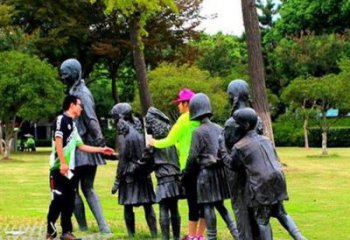 信阳铜质老鹰抓小鸡雕塑
