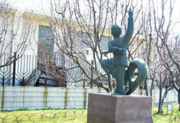 信阳精致细腻的老人铜雕