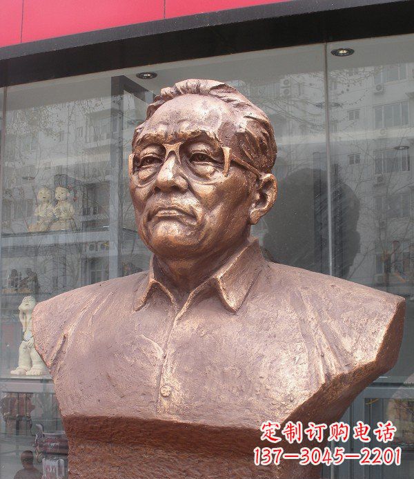 信阳以巴金头像为原型打造的高贵铜雕艺术
