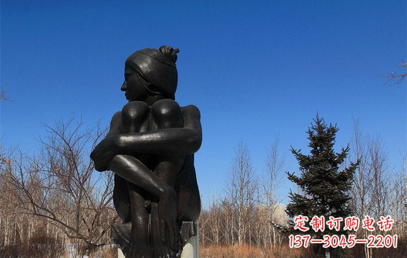 信阳广场抱膝盖的女孩人物铜雕