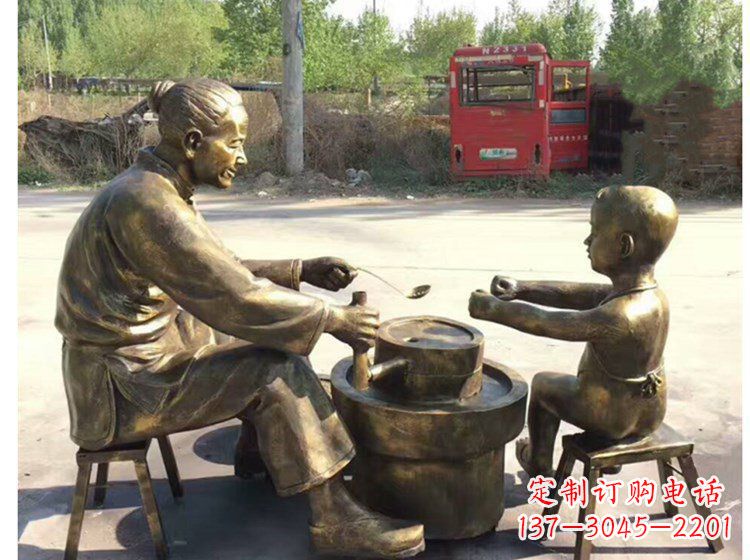 信阳浓情母亲磨豆浆小品人物铜雕;
