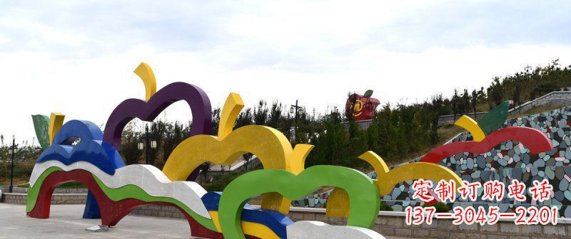 信阳广场艺术:不锈钢抽象彩色苹果雕塑