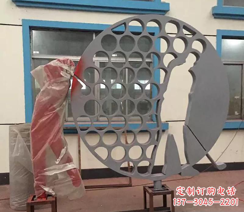 信阳广场不锈钢打高尔夫球雕塑