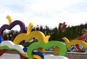 信阳广场艺术：不锈钢抽象彩色苹果雕塑