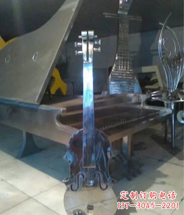 信阳中领雕塑:优雅音乐之旅,为您带来不锈钢吉他景观雕塑!