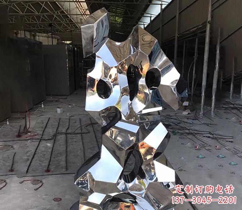 信阳别具匠心的太湖石雕塑