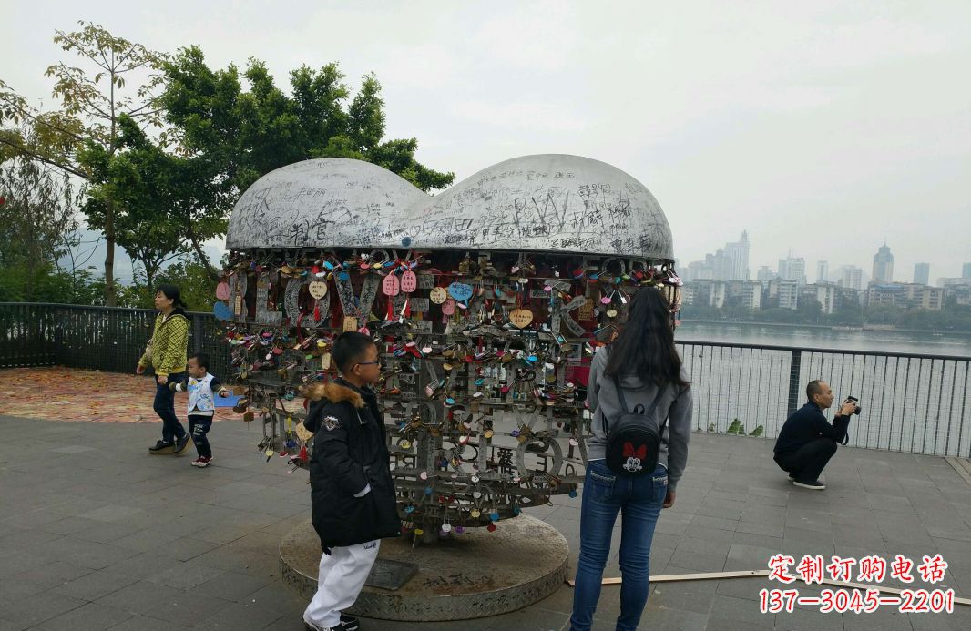 信阳不锈钢英文字母镂空景观雕塑