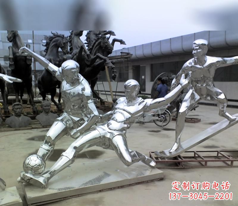 信阳中领雕塑定制的不锈钢足球运动雕塑