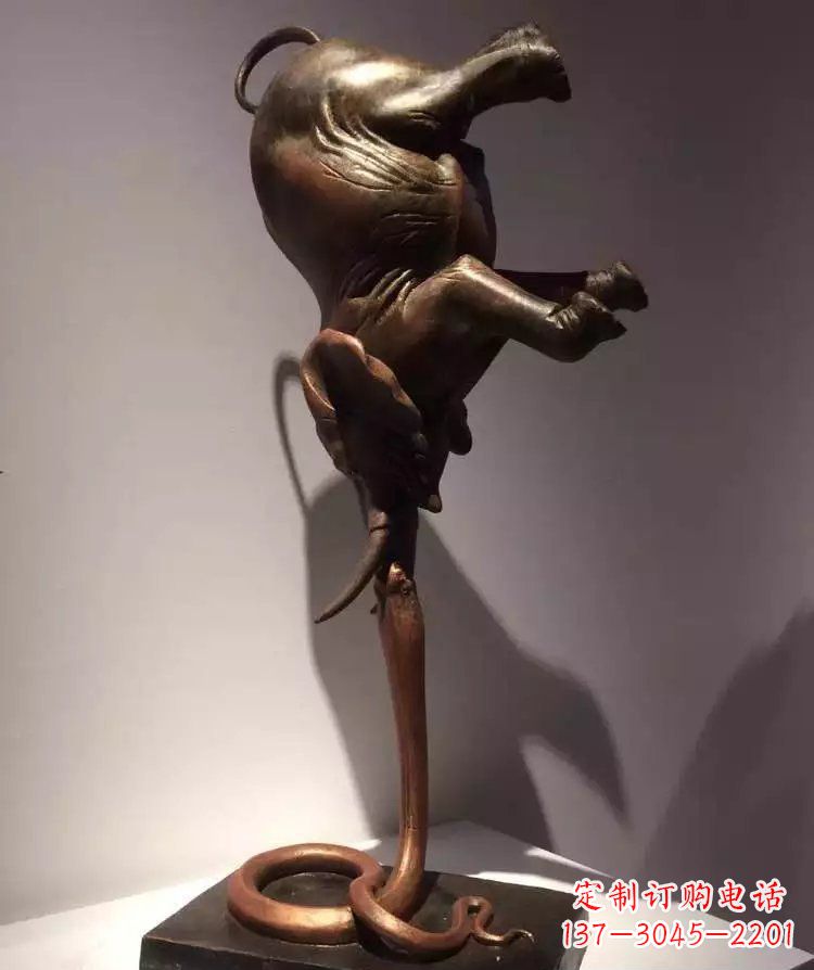 信阳广场大象倒立景观铜雕