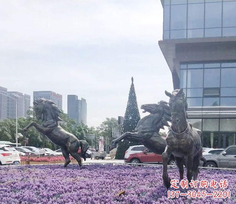 信阳广场动物奔跑的马铜雕