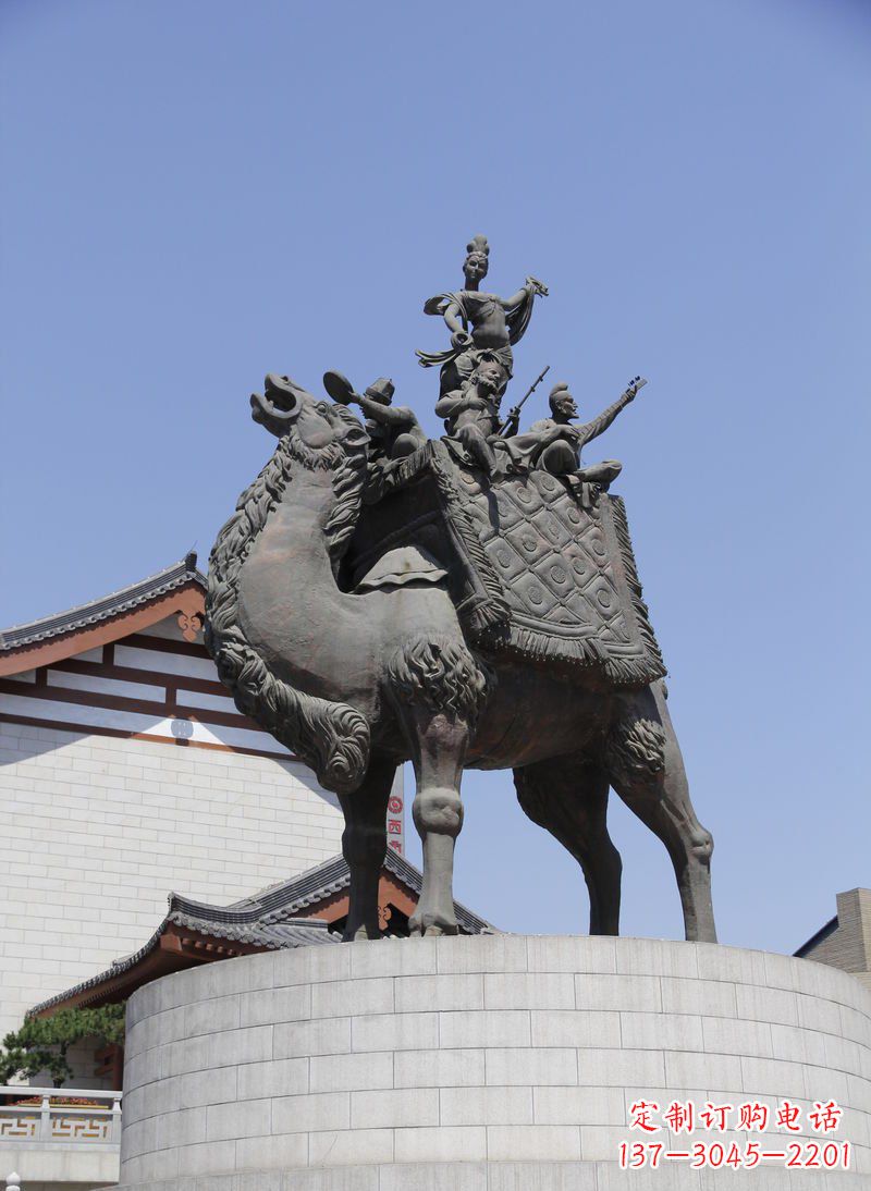 信阳广场古代人物骑骆驼铜雕