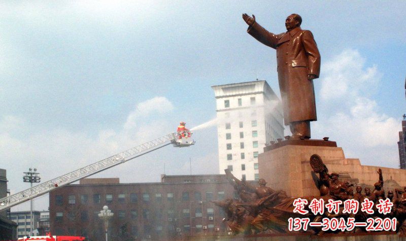 信阳广场挥手的毛主席景观铜雕