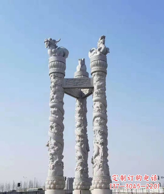 信阳领雕塑:十二生肖石柱多彩景观