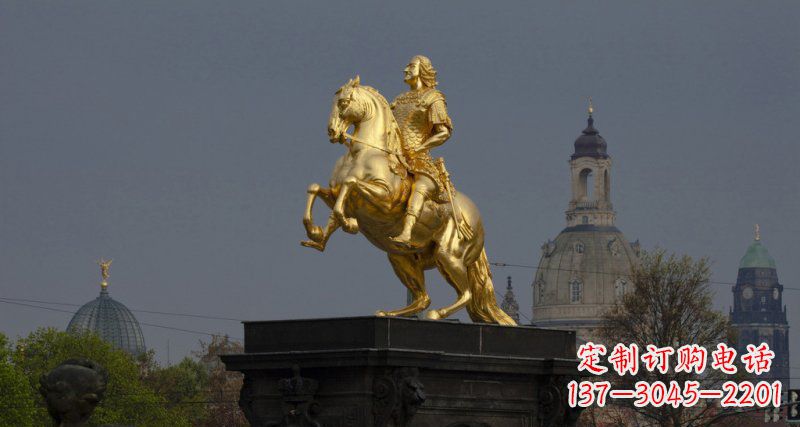 信阳广场骑马的西方人物景观铜雕