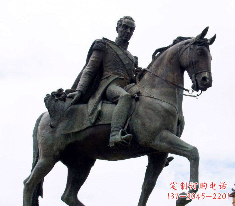 信阳广场骑马的西方人物铜雕