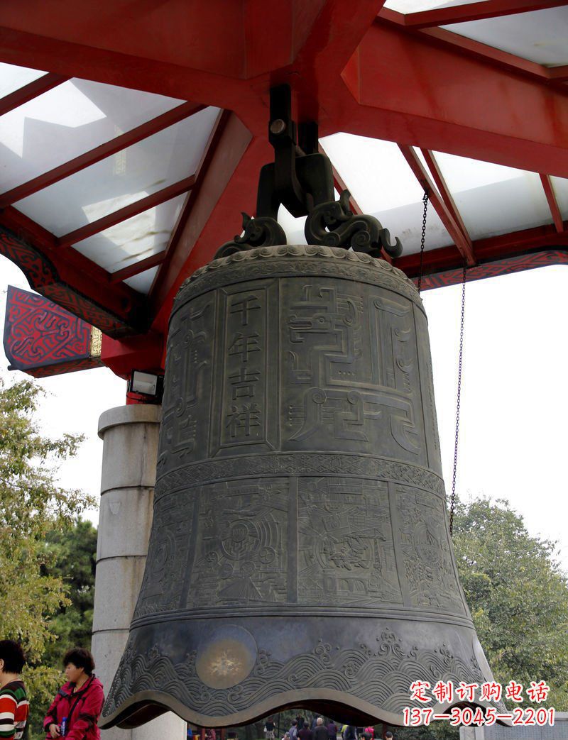 信阳中领雕塑:千年吉祥铜钟雕塑