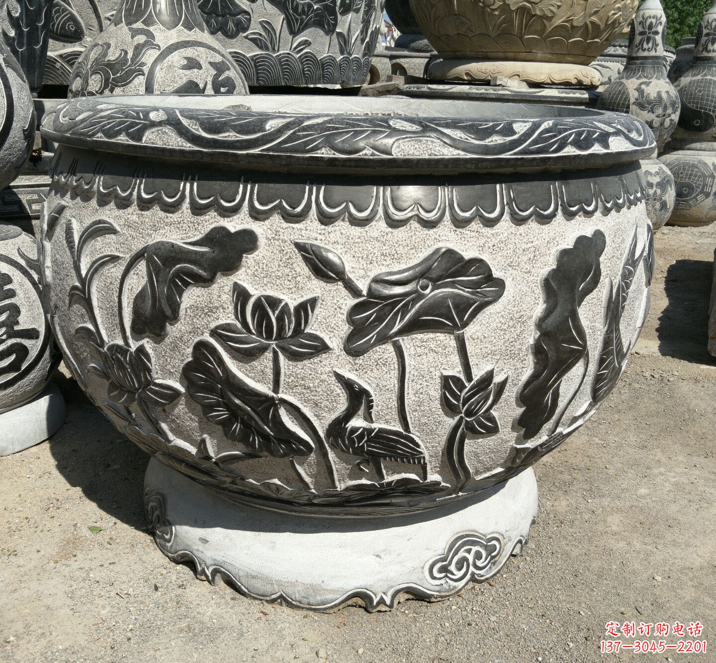 信阳广场青石花盆雕塑