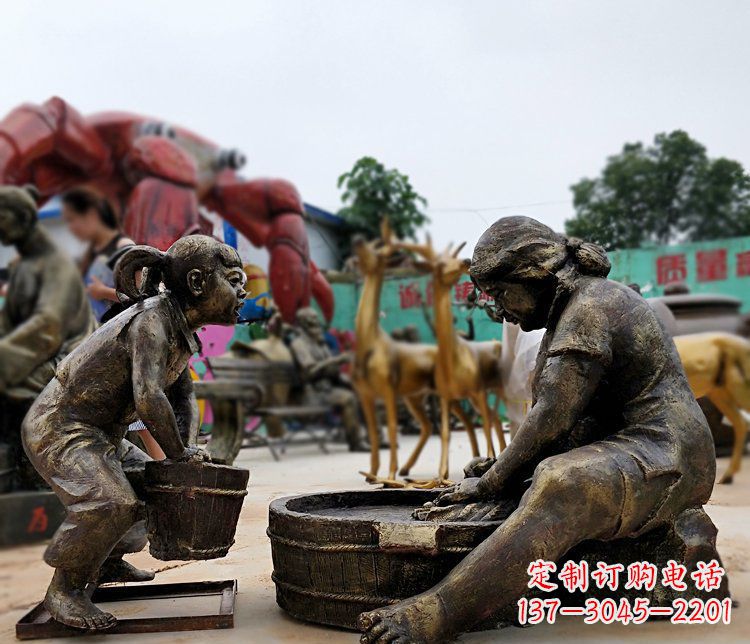 信阳注重传统的母爱——广场铜雕母亲洗衣服小品雕塑