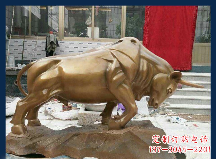 信阳铜质金黄牛雕塑:添加活力与美观设计