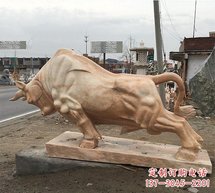 信阳象征力量的广场晚霞红牛雕塑