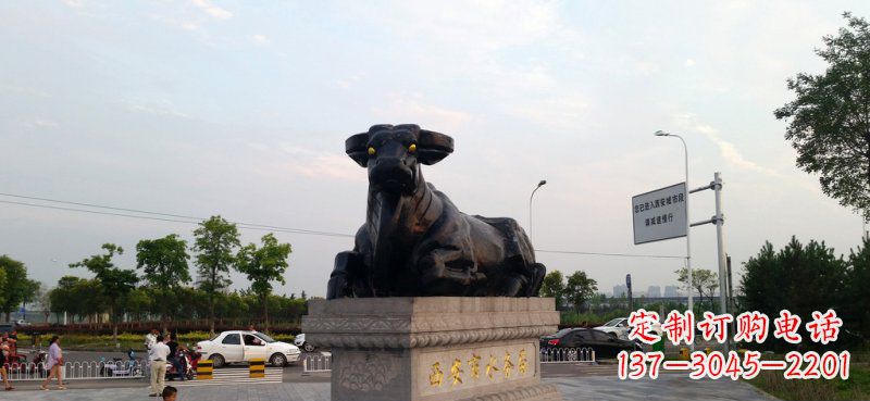 信阳广场卧着的牛动物铜雕