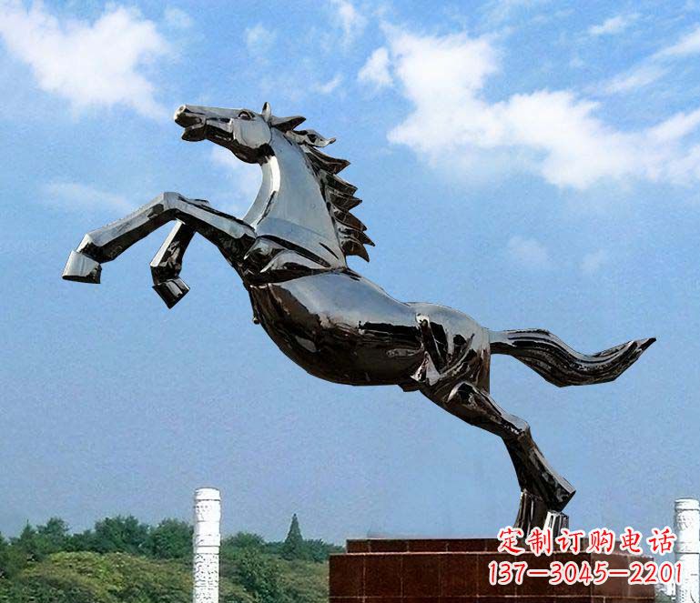 信阳浑然天成的激情奔马雕塑