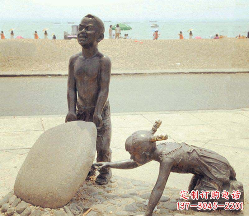 信阳海边抬石头的小孩铜雕