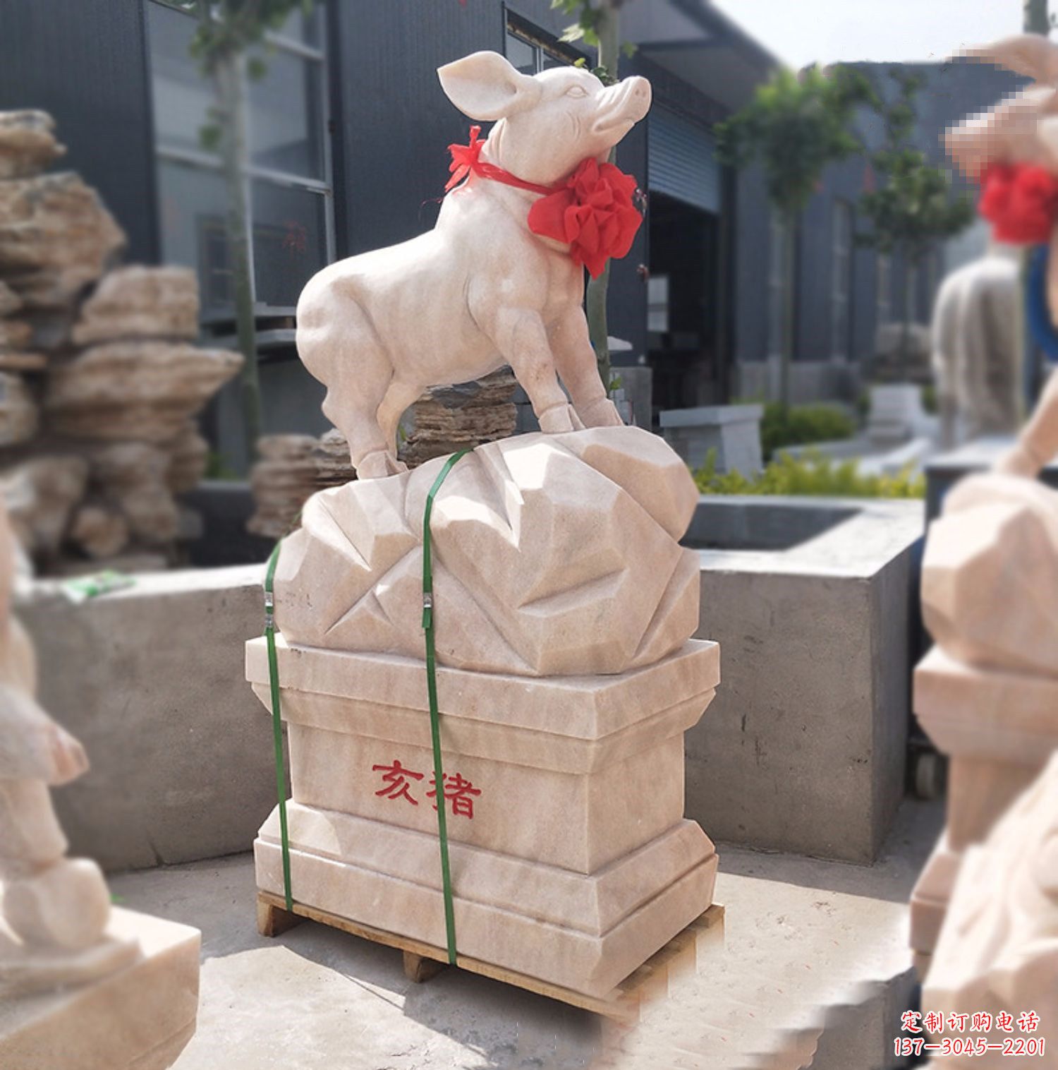 信阳精美猪年雕塑,欢庆猪年新年