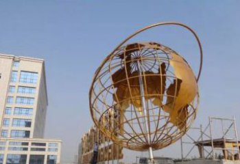 信阳地球仪雕塑是一种雕刻艺术，它将地球仪的地…