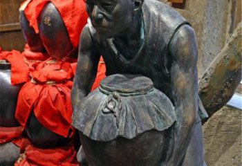 信阳铜质老人抱酒图案雕塑