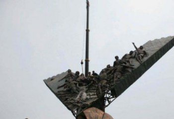 信阳充满激情的足球队人物铜雕