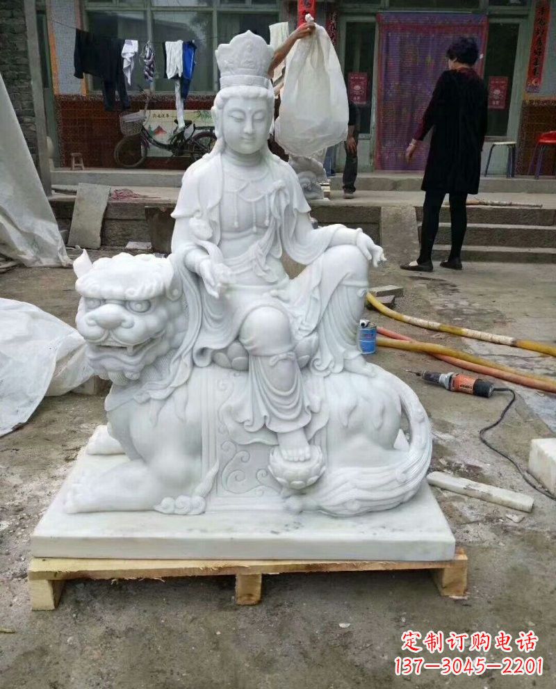 信阳汉白玉乘狮子的文殊菩萨