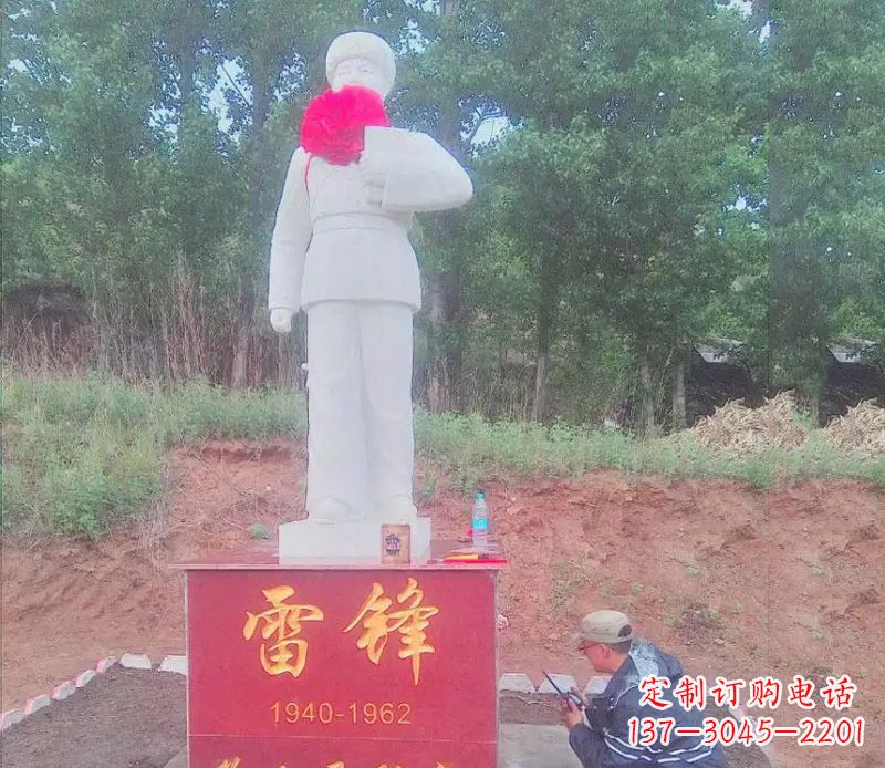 信阳珍贵的白玉雷锋雕塑