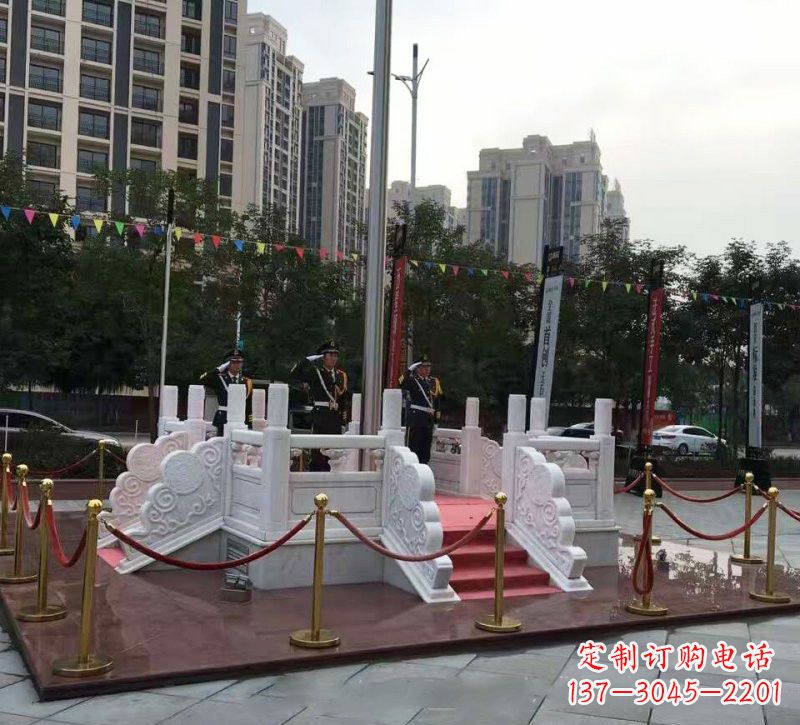 信阳特色国旗雕塑,汉白玉企业升旗台