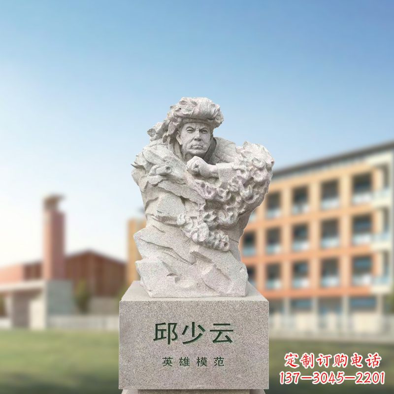 信阳艺术精灵——邱少云石雕像