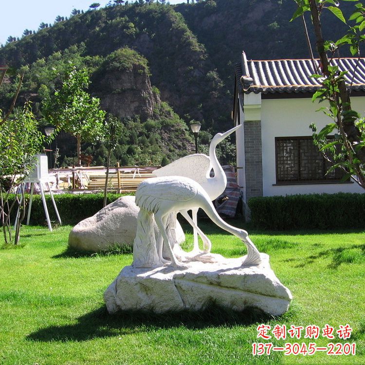 信阳仙鹤石雕公园草坪动物雕塑