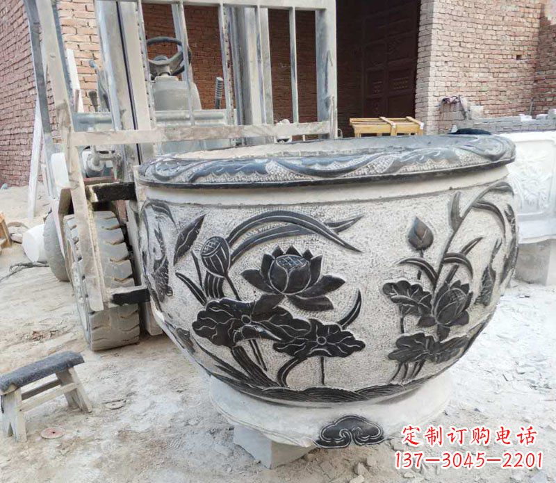 信阳中领雕塑青石荷花水缸雕塑以其独特的设计、…