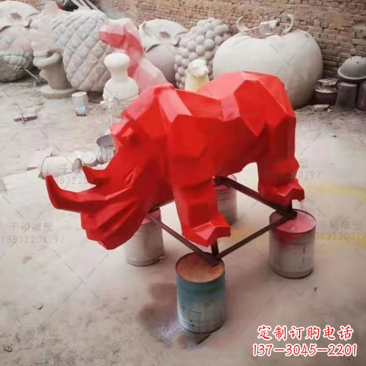 信阳红色几何切面抽象犀牛雕塑
